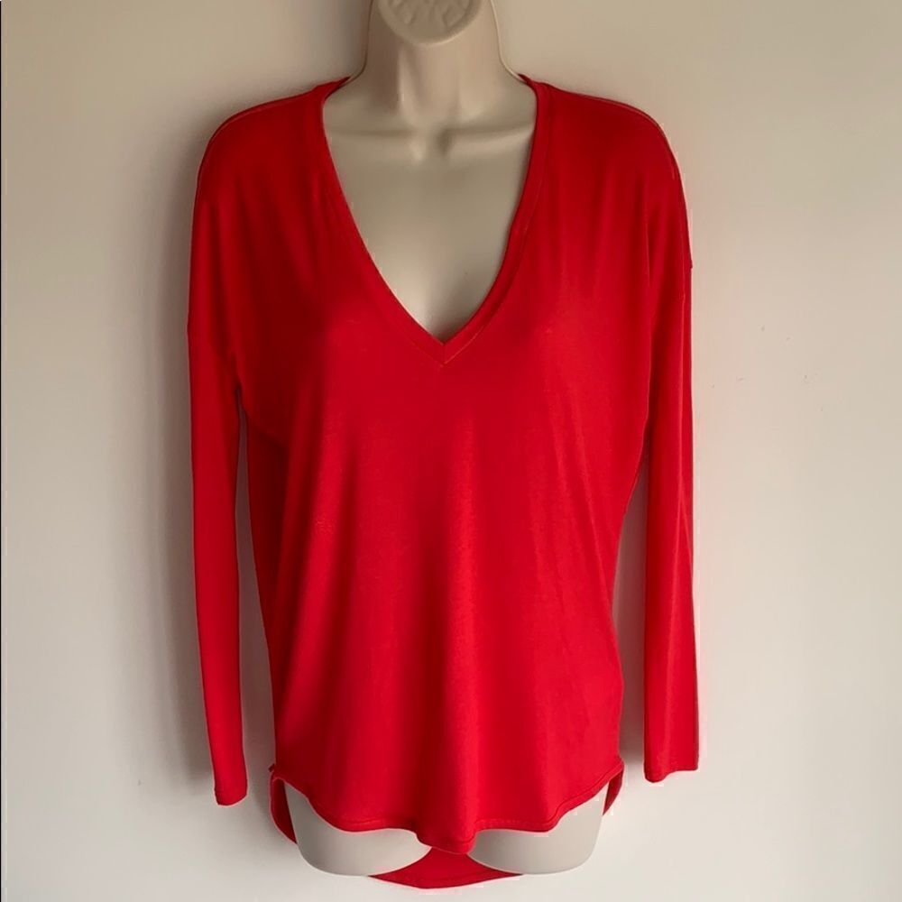 V-neck basic shirt